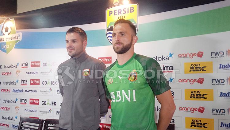 Simon McMenemy dalam jumpa pers. Copyright: Arif Rahman/INDOSPORT