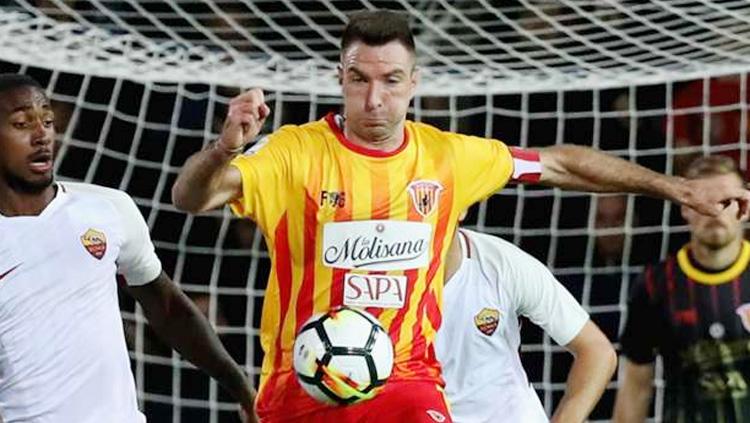 Fabio Lucioni (29), bek tengah sekaligus kapten Benevento yang terancam skorsing empat tahun akibat dituduh menggunakan obat doping. Copyright: espncdn