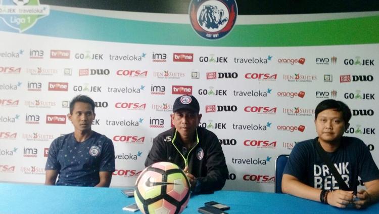 Joko Susilo dan Hendro Siswantidalam jumpa pers. Copyright: Media Persija