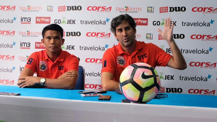 Sandi Sute dan Stefano Cugurra Teco dalam jumpa pers. Copyright: Media Persija