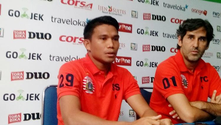 Sandi Sute dan Stefano Cugurra Teco dalam jumpa pers.