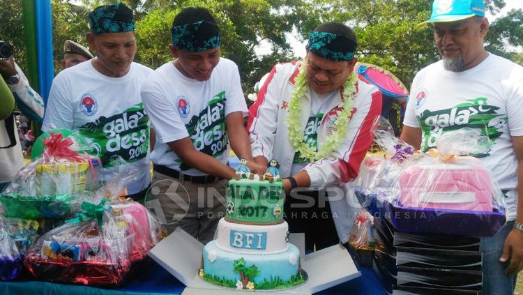 Potongan kue di Kabupaten Bungo Desa Jambi. Copyright: Zainal Hasan/INDOSPORT