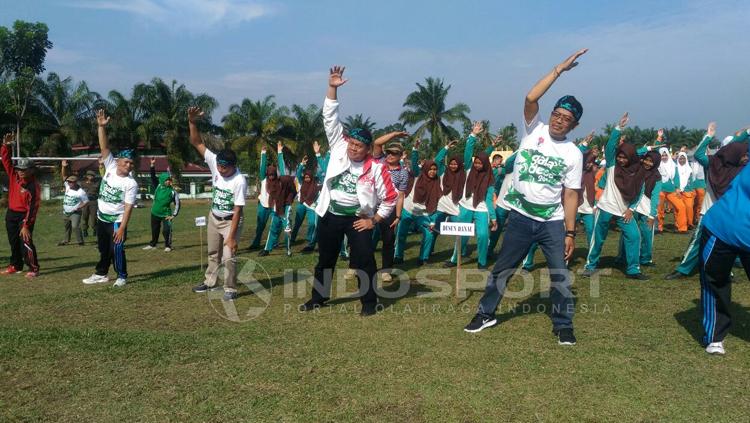 Pembukaan Gala Desa Jambi diikuti dengan olahraga senam. Copyright: Zainal Hasan/INDOSPORT