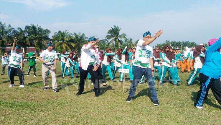 Pembukaan Gala Desa Jambi diikuti dengan olahraga senam. Copyright: Zainal Hasan/INDOSPORT