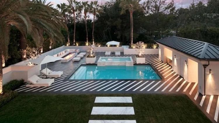 Rumah tersebut dilengkapi dengan kolam renang outdoor, sekaligus tempat bersantai yang mewah.
