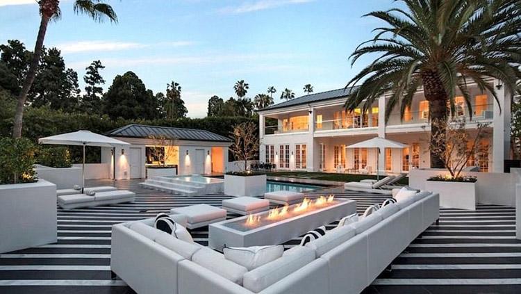 Kawasan rumah Mayweather di Beverly Hills dihuni oleh para bintang-bintang Holywood kelas A.