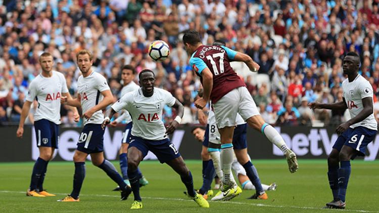 Momen gol West Ham United ke gawang Tottenham Hotspur dicetak oleh Javier Hernandez. Copyright: INDOSPORT