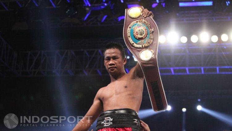 Daud Yordan usai mengkanvaskan petinju Thailand, Champee Phayom. Copyright: Herry Ibrahim/INDOSPORT