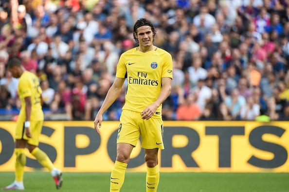 Striker PSG, Edinson Cavani merasa kesal karena kesulitan untuk mencetak gol ke gawang Montpellier. Copyright: INDOSPORT