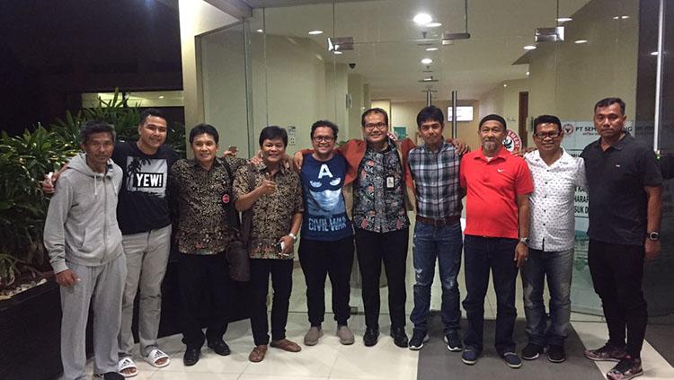 Suhatman Imam bersama CEO PT KSSP dan jajaran pelatih Semen Padang. Copyright: Taufik Hidayat/INDOSPORT.
