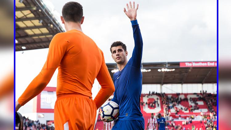 Alvaro Morata melambaikan tangannya ke arah fans Chelsea.