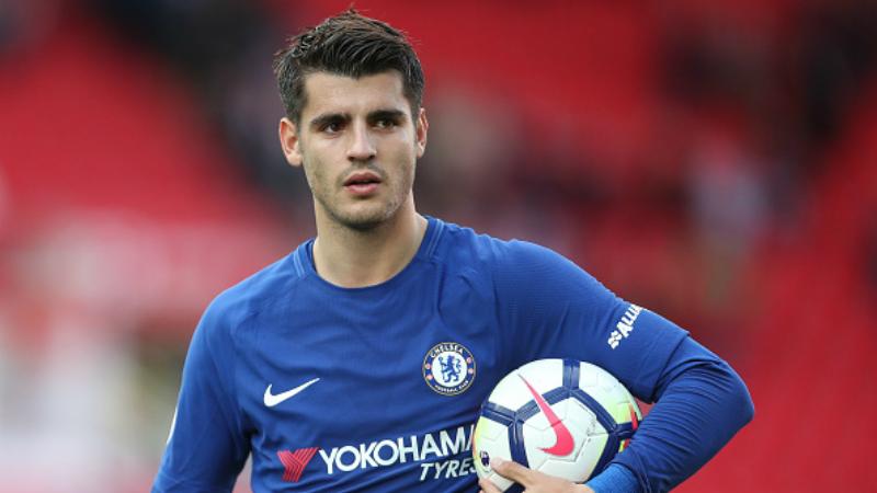 Alvaro Morata membawa bola pertandingan, pasca mencetak hattrick. Copyright: INDOSPORT