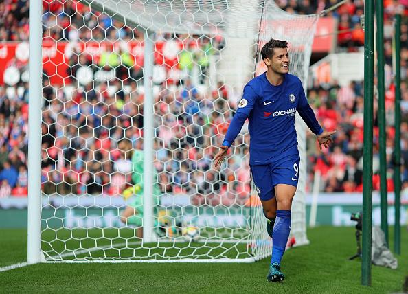 Seleberasi Alvaro Morata pasca mencetak gol ke gawang Stoke City. Copyright: INDOSPORT