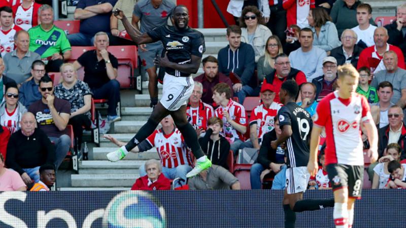 Romelu Lukaku berselebrasi pasca mencetak gol ke gawang Southampton. Copyright: INDOSPORT