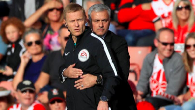 Jose Mourinho memeluk wasit keempat, Mike Jones. Copyright: Sportbible