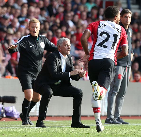 Jose Mourinho (tengah) tampak jelas menginjak lapangan dalam saat memberikan instruksi ke para pemainnya. Copyright: INDOSPORT