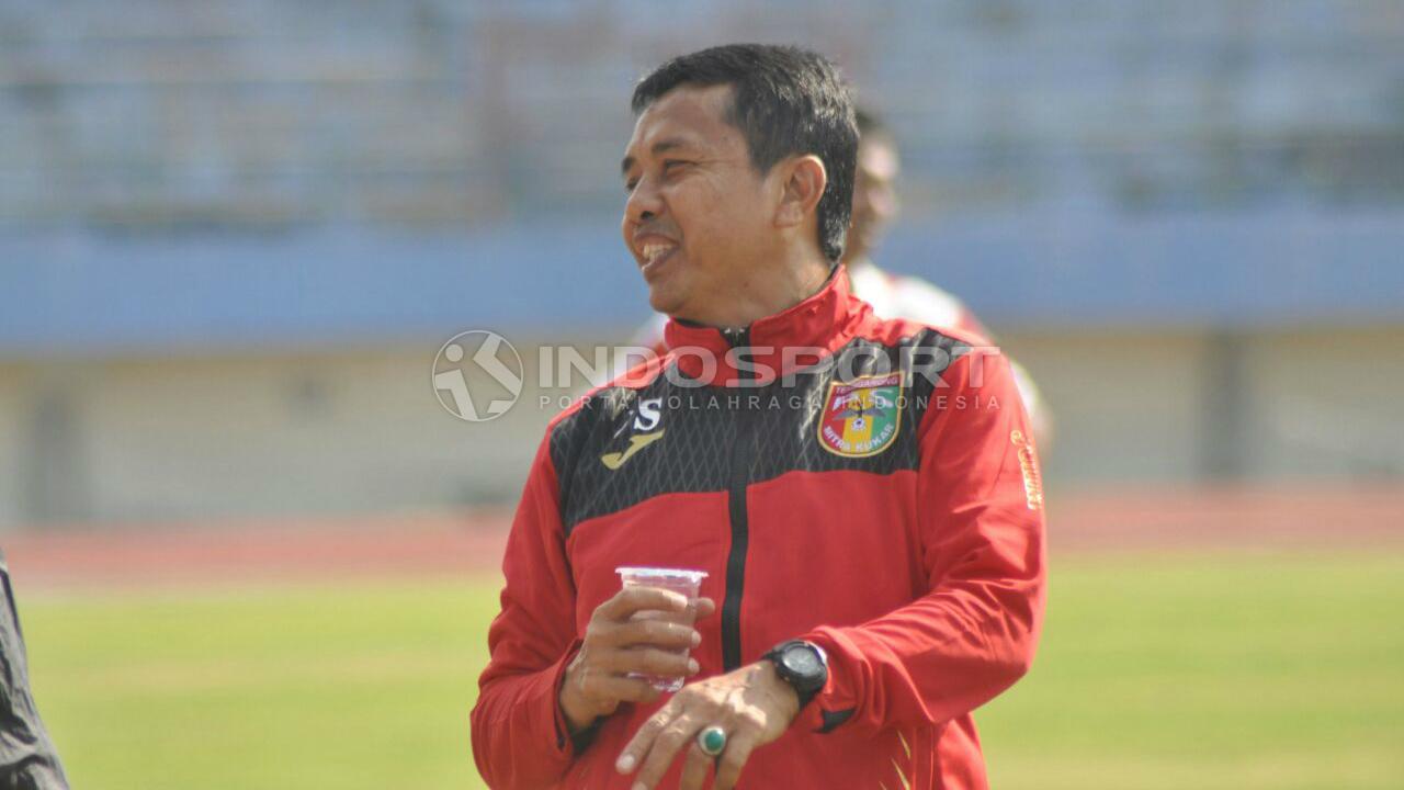 Mantan pelatih Mitra Kukar yang kini melatih di Celebest FC, Jafri Sastra. Copyright: Arief Setiadi/INDOSPORT