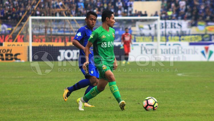 Evan Dimas berhadapan dengan pemain Febri Hariyadi, pemain Persib Bandung. Copyright: Arief R/INDOSPORT