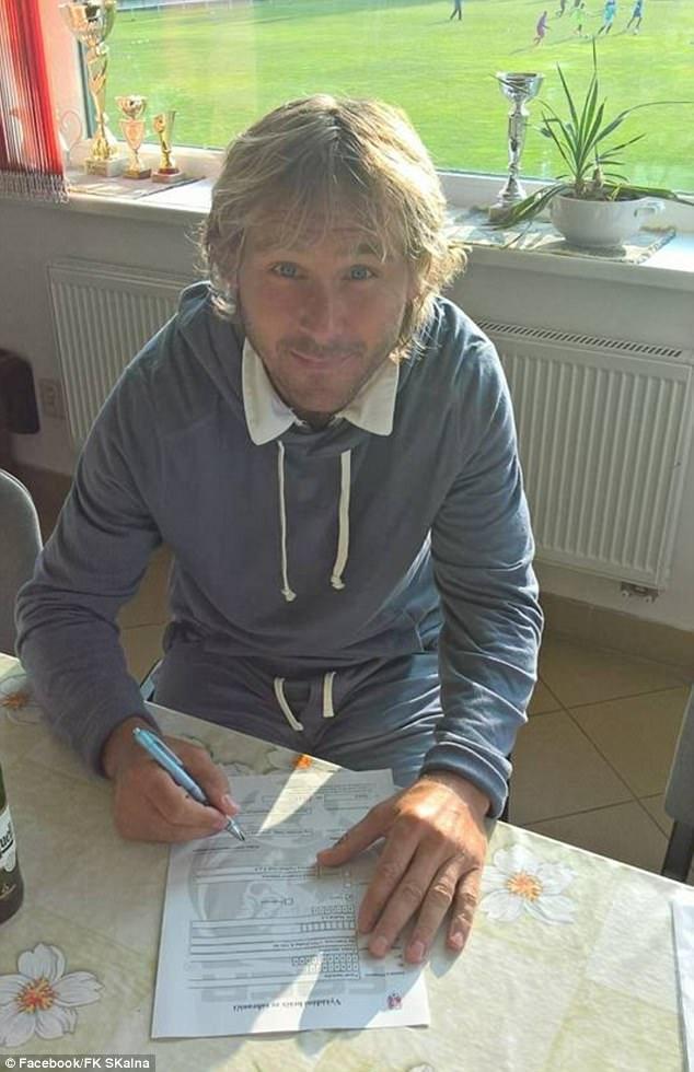 Pavel Nedved menandatangani kontrak bersama FK Skalna. Copyright: Facebook FK Skalna.