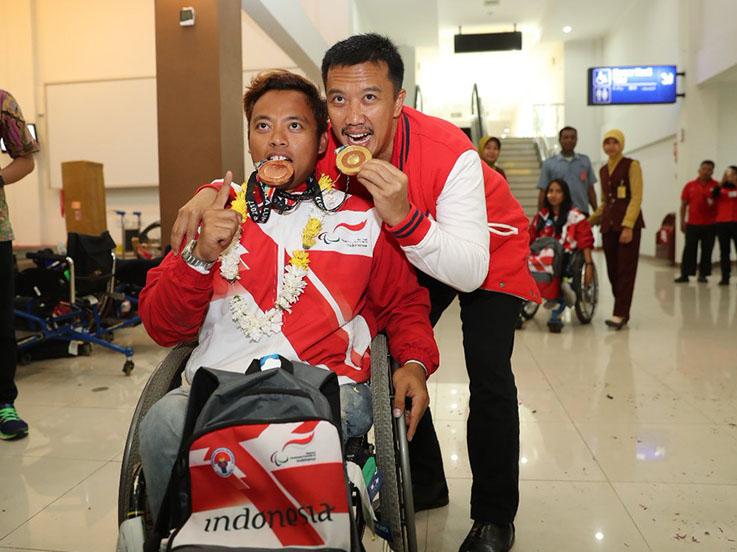 Menpora Imam Nahrawi bersama salah satu atlet peraih medali emas Asean Para Games 2017. Copyright: Twitter Imam Nahrawi