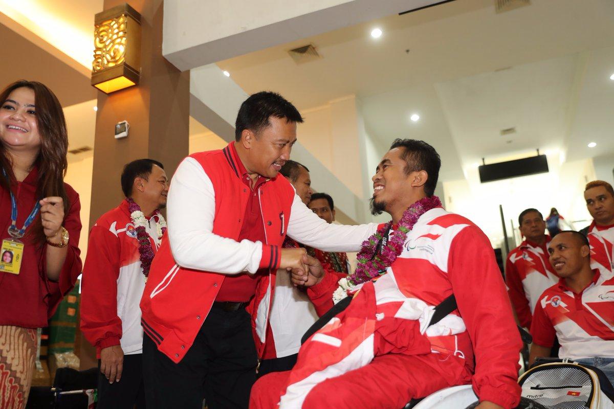 Imam Nahrawi menjabat tangan salah satu kontingen Indonesia di Asean Para Games 2017. Copyright: Twitter Imam Nahrawi