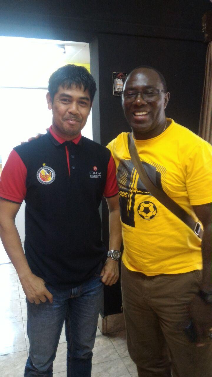 Pelatih Barito Putera, Jacksen F. Tiago berfoto bersama dengan Nilmaizar. Copyright: Taufik Hidayat/INDOSPORT.
