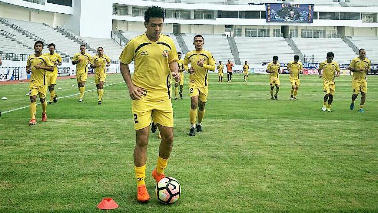 Novan Setya Sasongko dan skuat Semen Padang saat berlatih di Stadion Batakan. Copyright: Taufik Hidayat/INDOSPORT