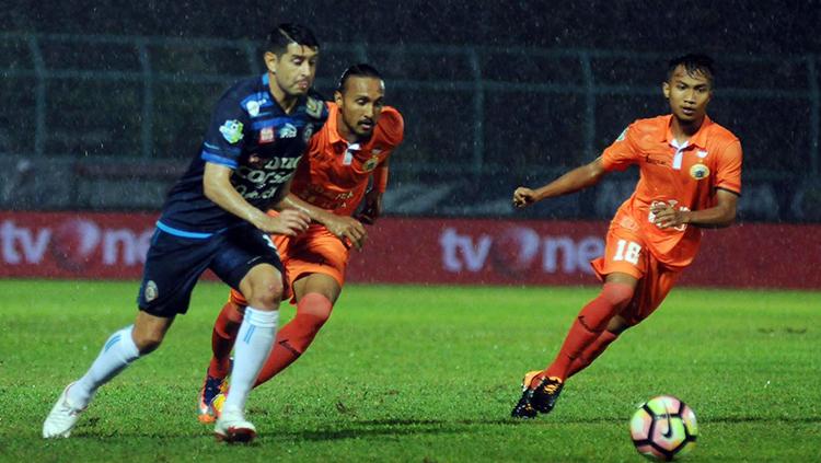 Hargianto (kanan) mengejar bola pada laga melawan Arema FC. Copyright: media persija