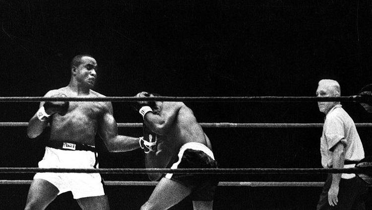 Sonny%20Liston%20saat%20mengkanvaskan%20Floyd%20Patterson%2C%2022%20September%201962.