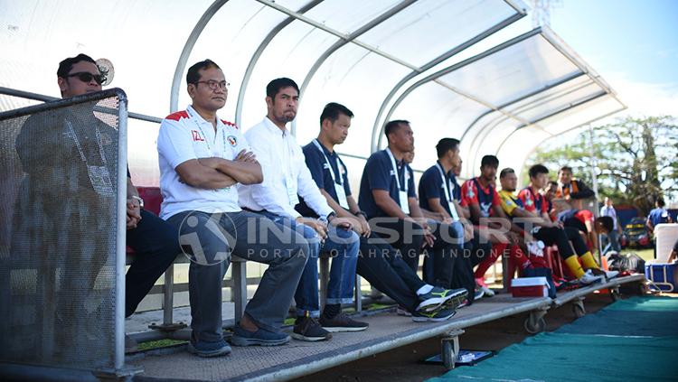 Manajemen mendampingi pertandingan Semen Padang. Copyright: Taufik Hidayat/INDOSPORT