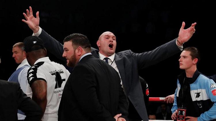 Tyson Fury memprotes kekalahan Hughie Fury. Copyright: Reuters