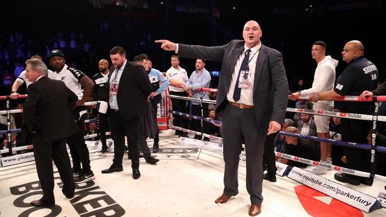 Tyson Fury tak terima dengan kekalahan Hughie Fury. Copyright: PA:Press Association