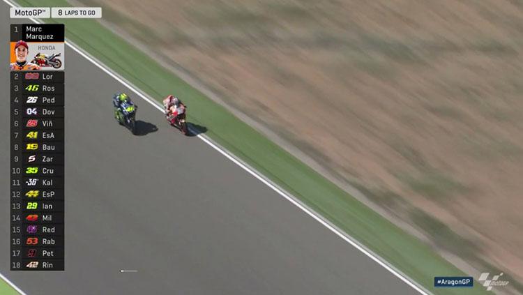 Pedrosa saat berusaha menyalip Rossi. Copyright: motogp.com