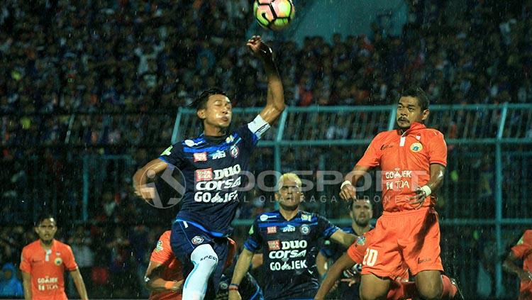 Pencetak gol Persija Jakarta, Bambang Pamungkas saat duel udara dengan Kapten Arema, Johan Al Farizi.