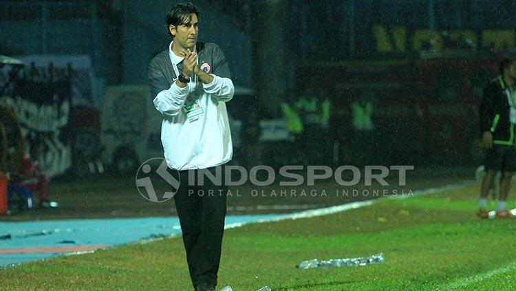 Salah satu ekspresi Stefano Teco Cugurra yang tampak gemas dengan beberapa peluang Persija.