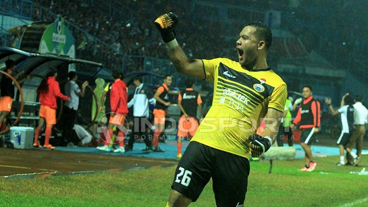 Andritany Ardhiyasa melakukan selebrasi pada gol Bambang Pamungkas di hadapan tribun The Jakmania. Copyright: Ian Setiawan/INDOSPORT