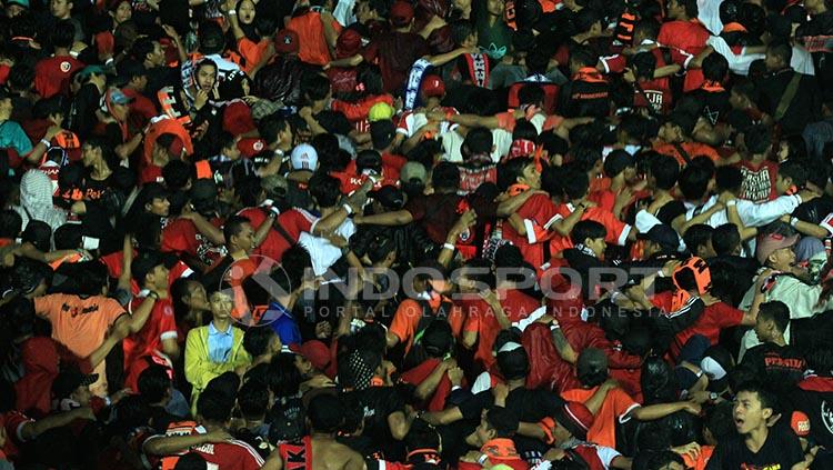 The Jakmania tampil kreatif dengan koreografi gaya punggung di Stadion Kanjuruhan.