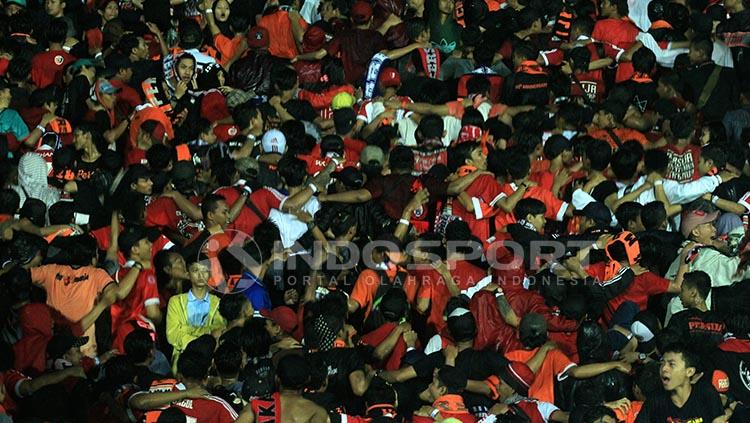 The Jakmania tampil kreatif dengan koreografi gaya punggung di Stadion Kanjuruhan. Copyright: Ian Setiawan/INDOSPORT