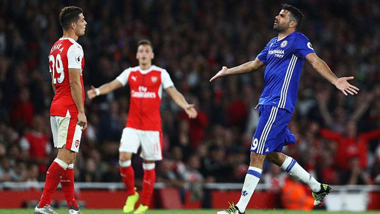 Diego Costa (kanan/Chelsea) saat memberikan protes terhadap pemain Arsenal, Granit Xhaka. Copyright: INDOSPORT