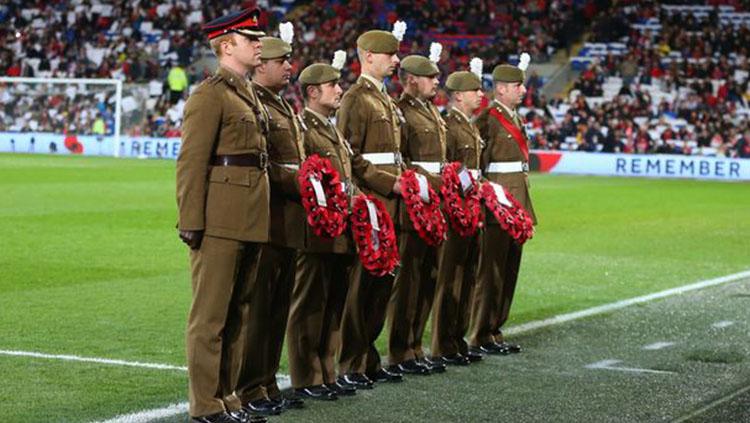 Tentara Inggris memperingati Remembrance Sunday. Copyright: Mirror.co.uk