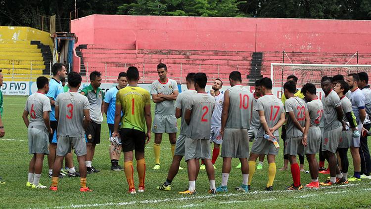 Bhayangkara FC saat mendengarkan instruksi dari pelatih, Simon McMenemy. Copyright: Media Bhayangkara FC