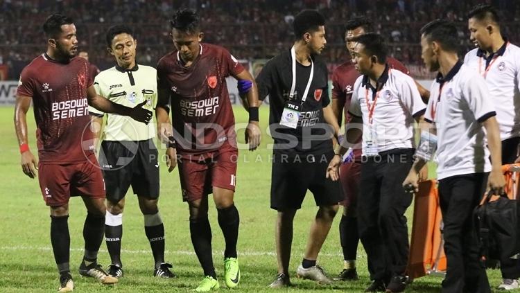 Pemain PSM Makassar, M. Rahmat, ditandu keluar lapangan akibat cedera. Copyright: Basri/INDOSPORT