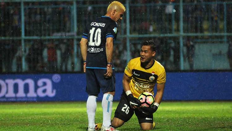 Cristian Gonzales (kiri) dan Andritany (kanan) bersua di Kanjuruhan, Malang, saat Persija Jakarta menahan imbang Arema FC. Copyright: PT LIB