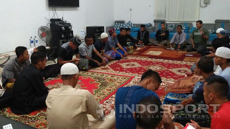 PS%20TNI%20menggelar%20acara%20Yasinan%20jelang%20melawan%20Mitra%20Kukar.
