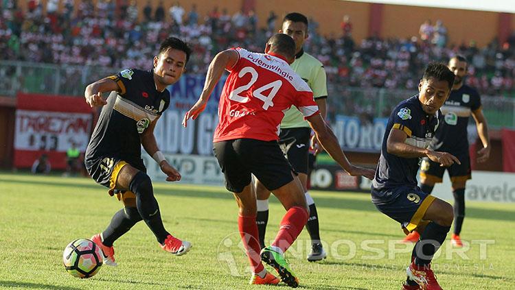 Peter Odemwingie saat mendapat hadangan dari Samsul Arif dan Agung Pribadi. Copyright: INDOSPORT/Ian Setiawan