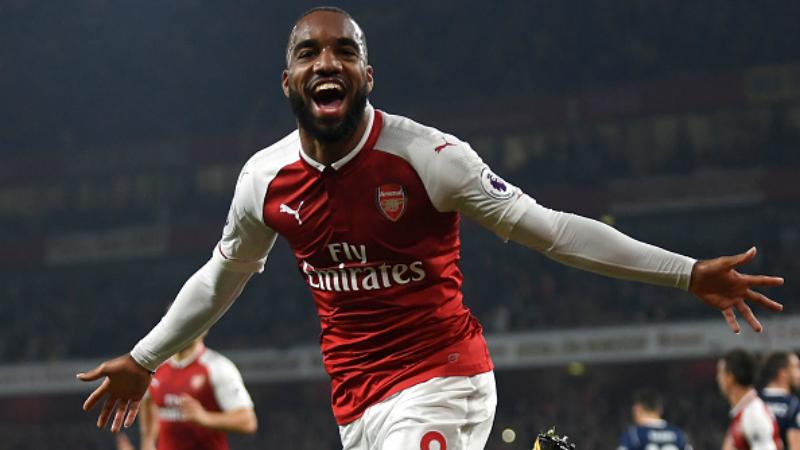 Alexandre Lacazette merayakan gol pertamanya ke gawang West Brom. Copyright: INDOSPORT