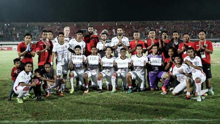 Setelah pertandingan, para pemain, pelatih, dan official Bali United menyampaikan doa untuk para pengungsi Gunung Agung di beberapa tempat. Copyright: Twitter@BaliUtd