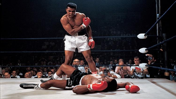 Ada satu foto yang paling ikonik tentang Muhammad Ali, yakni saat ia memenangkan pertarungan melawan Sonny Liston pada tahun 1965. - INDOSPORT