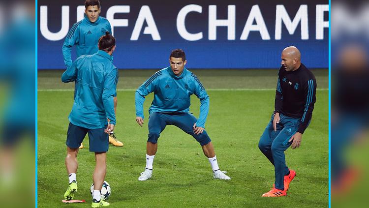 Cristiano Ronaldo saat latihan bersama rekan dan pelatihnya di Real Madrid. Copyright: INDOSPORT