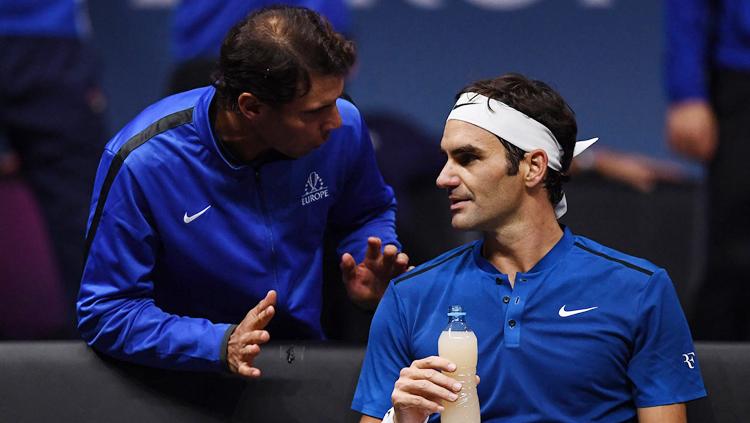 Roger Federer tengah berbicara dengan Andy Murray. Copyright: lavercup.com